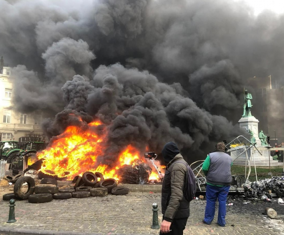 Фермеры подожгли покрышки у здания Европарламента