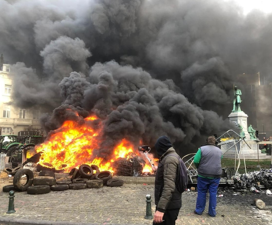 Фермеры подожгли покрышки у здания Европарламента