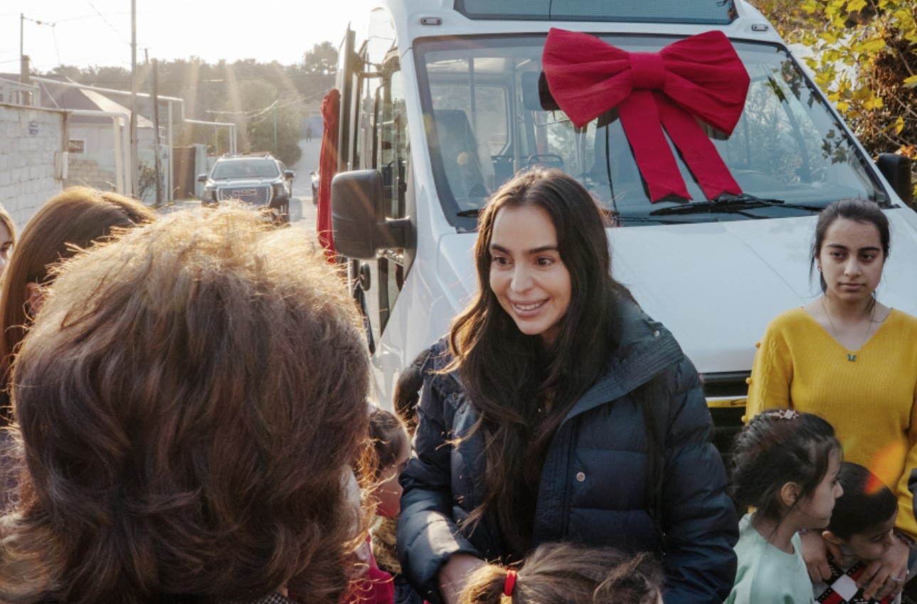 Лейла, Арзу и Алена Алиевы посетили приют Təmiz Dünya