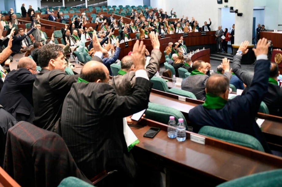 Алжир напомнил Франции о 130 годах колонизации и потребовал извинений