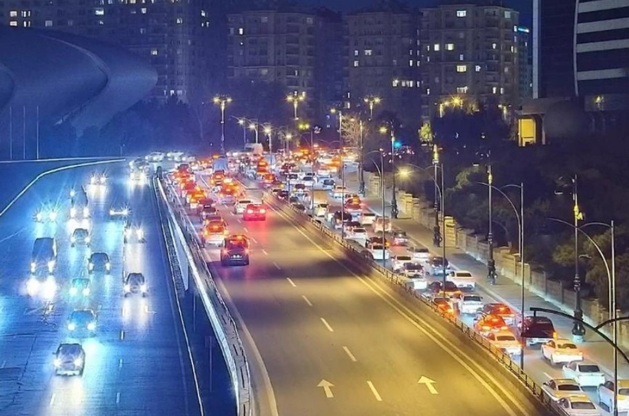 Автоавария нарушила движение в одном из ключевых районов Баку