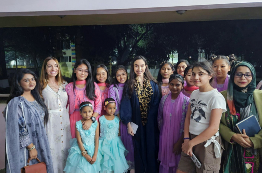 Лейла и Арзу Алиевы посетили детский дом в Дакке