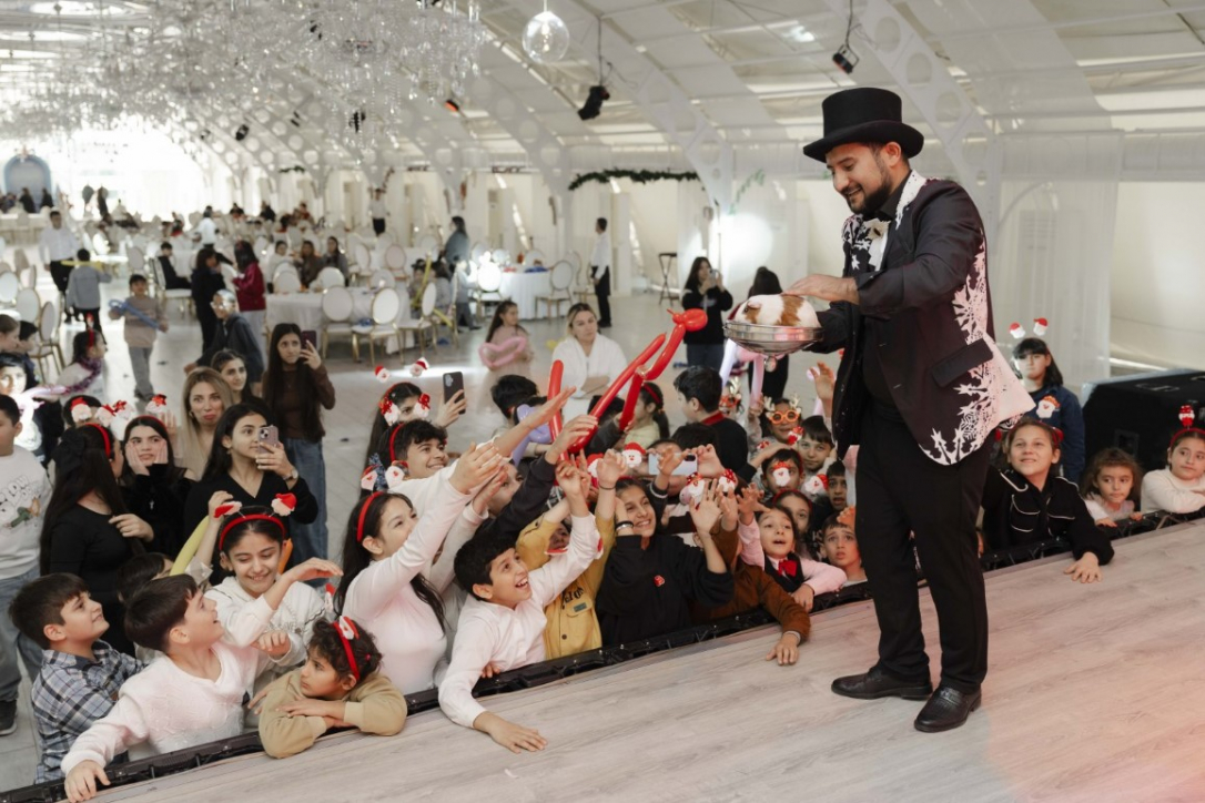 Благотворительная новогодняя ёлка Эмина Агаларова принесла радость и подарки детям