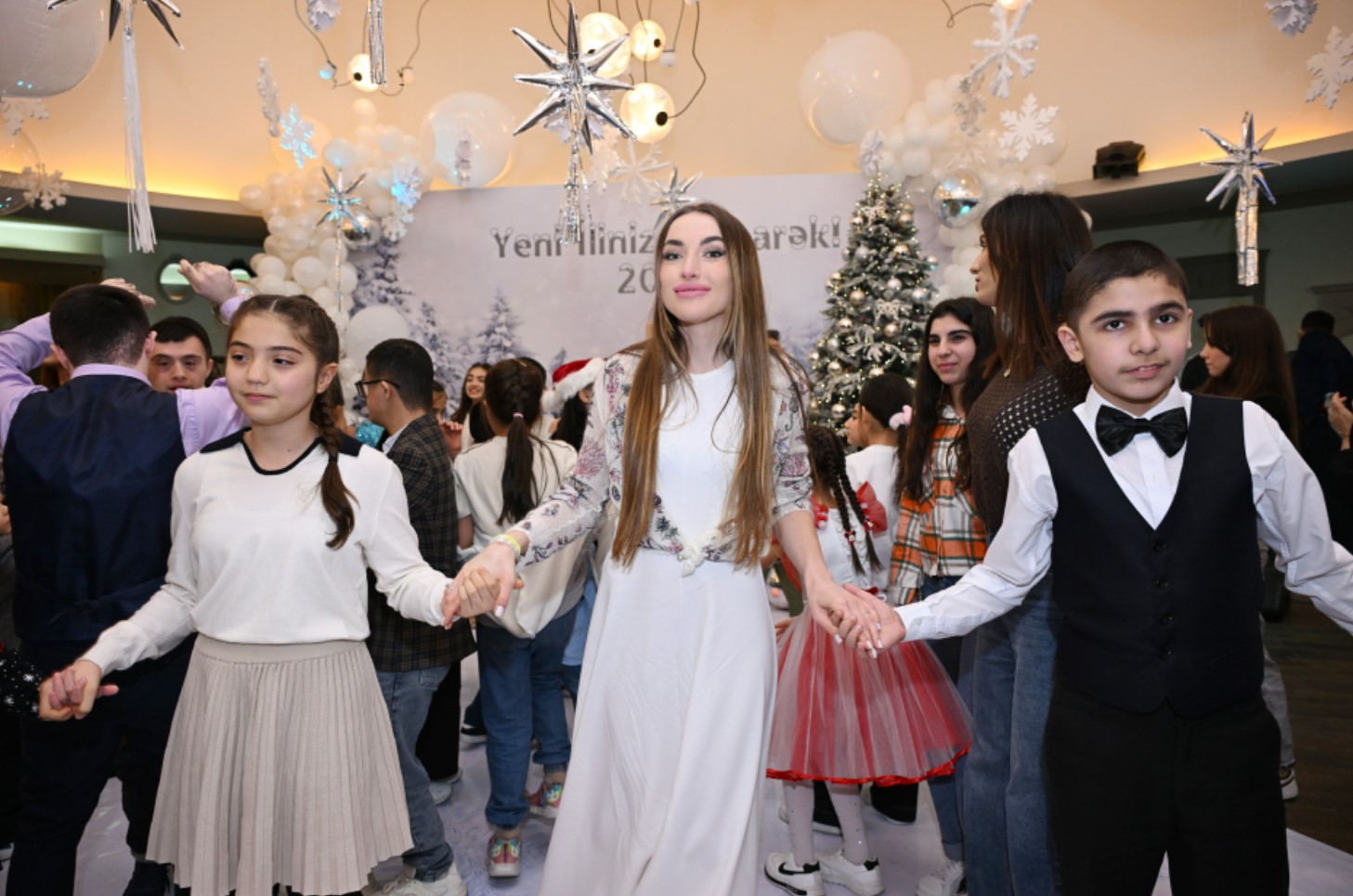 Лейла, Арзу и Алена Алиевы на празднике для детей, нуждающихся в особой заботе 2 Лейла, Арзу и Алена Алиевы на празднике для детей, нуждающихся в особой заботе