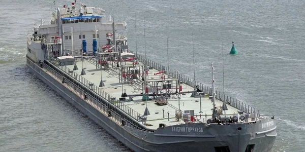 Российский танкер уходит под воду после удара украинской армии