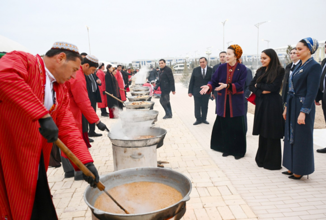 Лейла Алиева на выставке, посвященной кухне Туркменистана