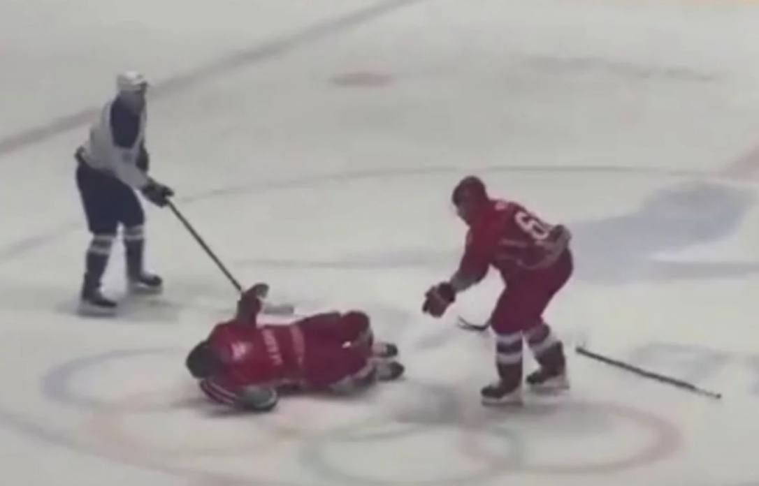 Лукашенко пришлось поднимать со льда после случайного толчка