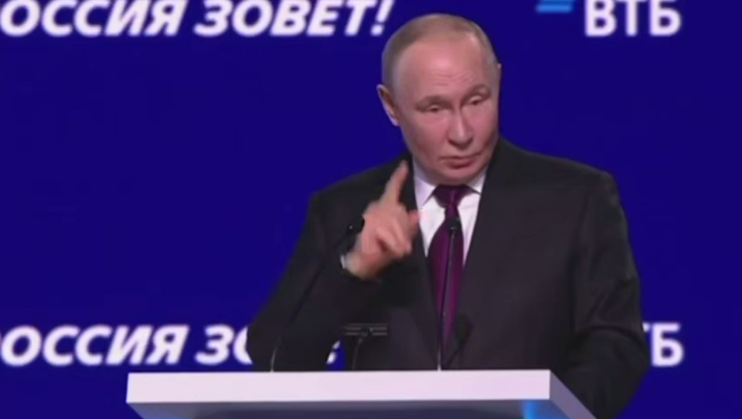 Путин выступил на инвестиционном форуме перед встречей с посланниками Трампа