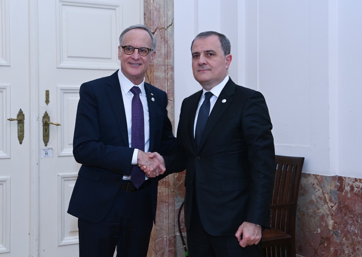 Джейхун Байрамов провел переговоры с Робертом Олифантом