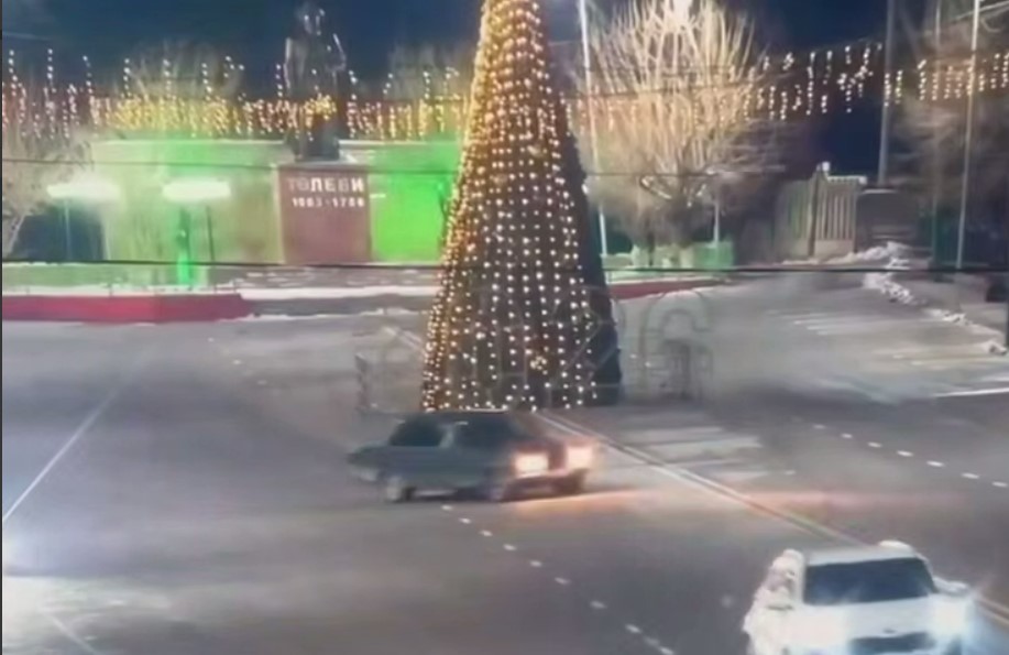 Водитель «Жигулей» повредил главную ёлку города в Казахстане