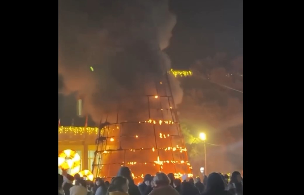 Праздничная ёлка в Гардабани вспыхнула во время церемонии