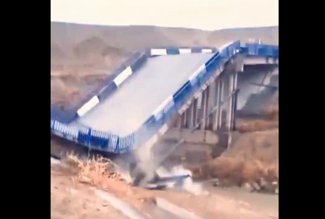 В Казахстане обрушился мост через реку