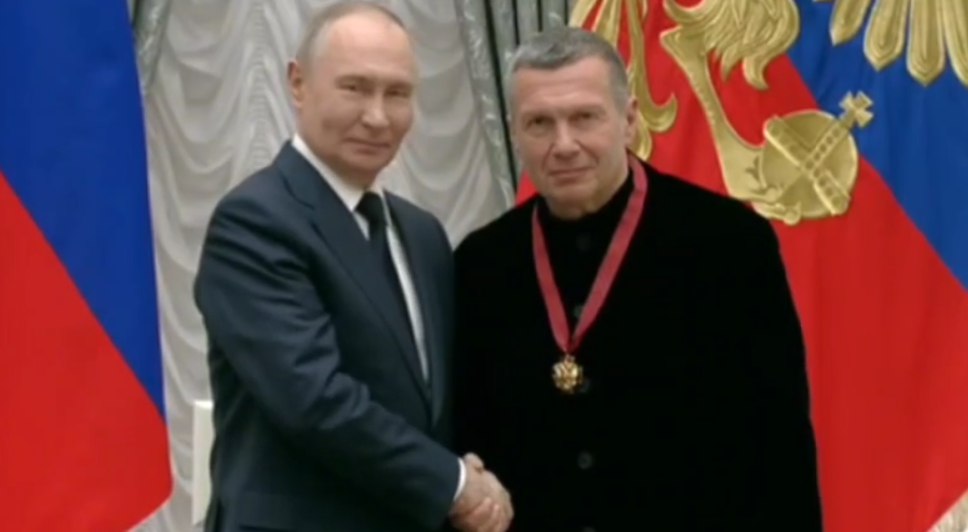 Владимир Соловьёв получил орден из рук Путина