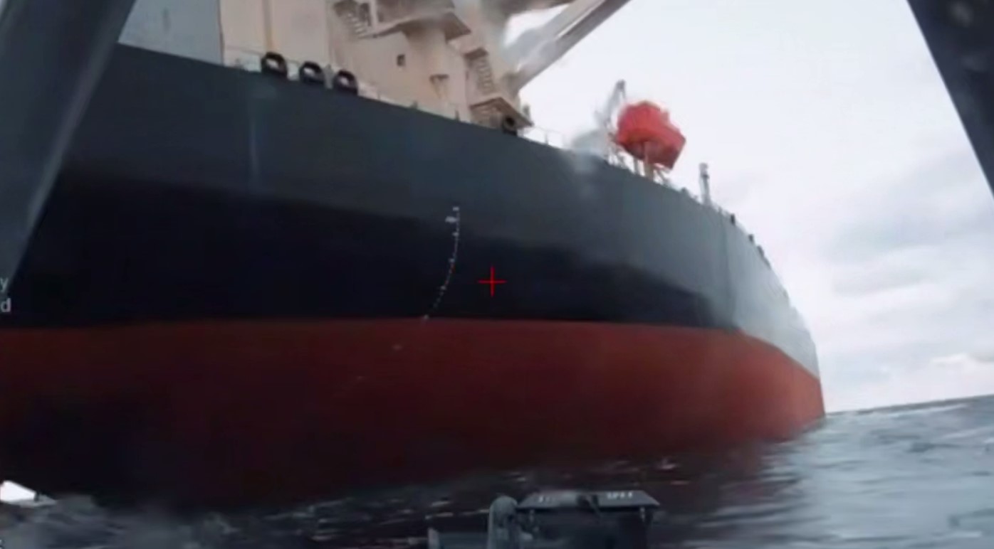 «Теневой флот» России трещит по швам: дроны Украины поразили очередной танкер