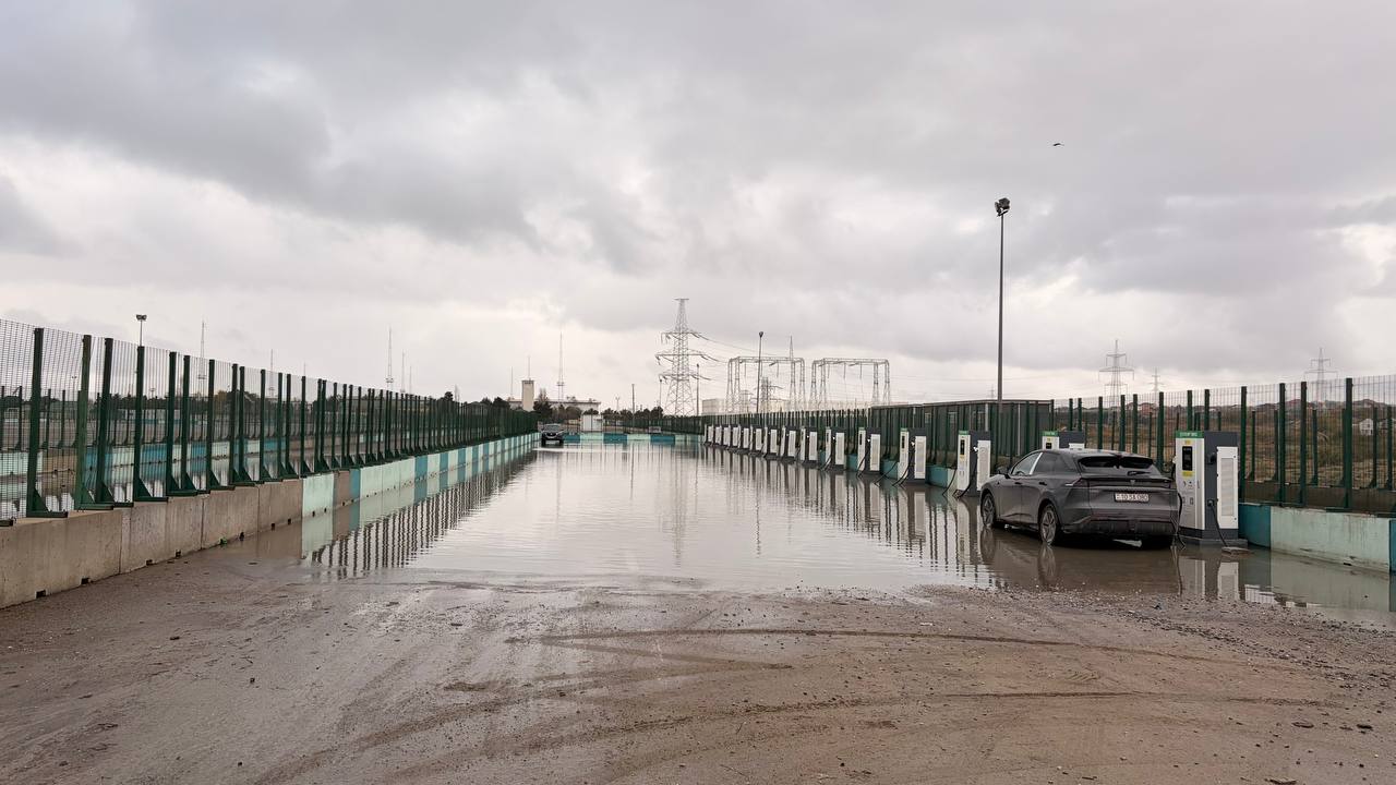 Электрозаправка «Азеришыг» у Олимпийского стадиона в Баку остаётся затопленной