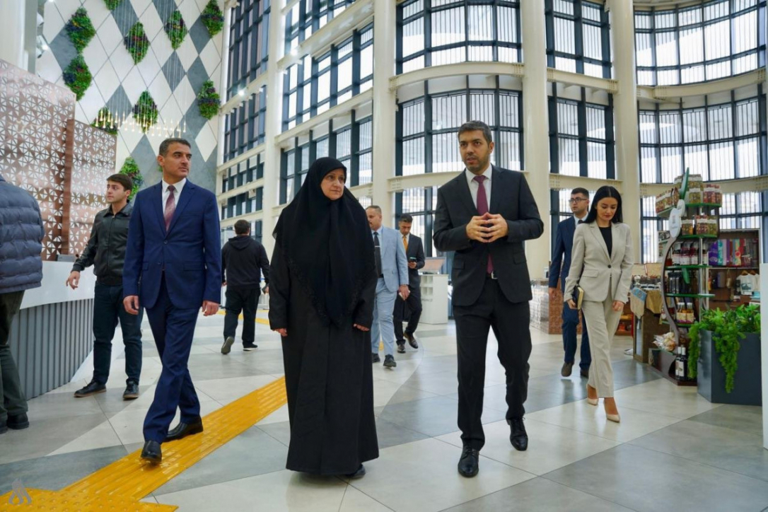 Министр связи Ирака прибыла в Азербайджан