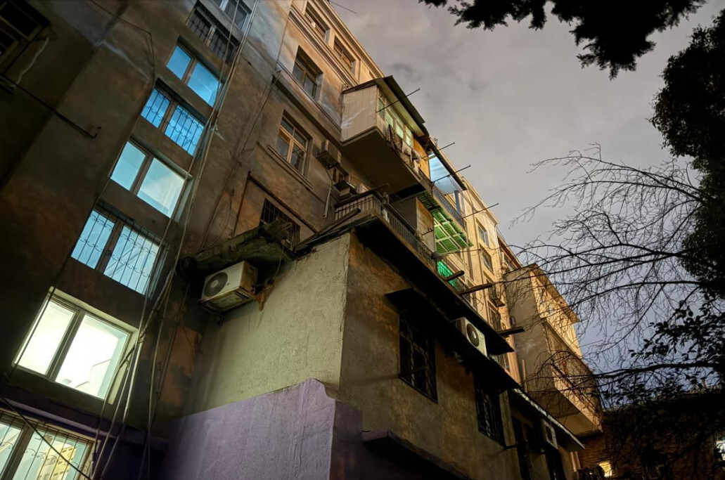 В Баку сносят незаконную пристройку к жилому дому