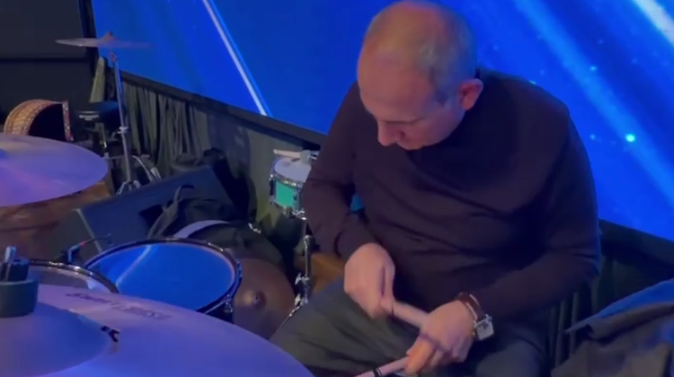 Пашинян написал песню о «реальной Армении» и сыграл на барабанах