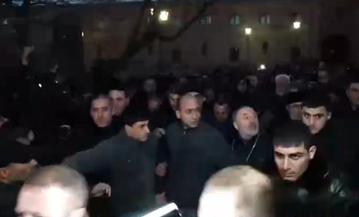 Эчмиадзин охвачен напряжённостью и столкновениями