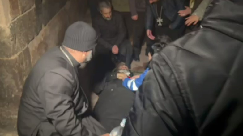 Армянский священник перенес инфаркт на фоне столкновений в Эчмиадзине