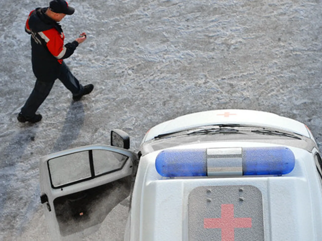 В Якутии машина с людьми ушла под лед, выбрались не все