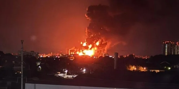 ВСУ атаковали морской порт и НПЗ в России: горят резервуары с топливом