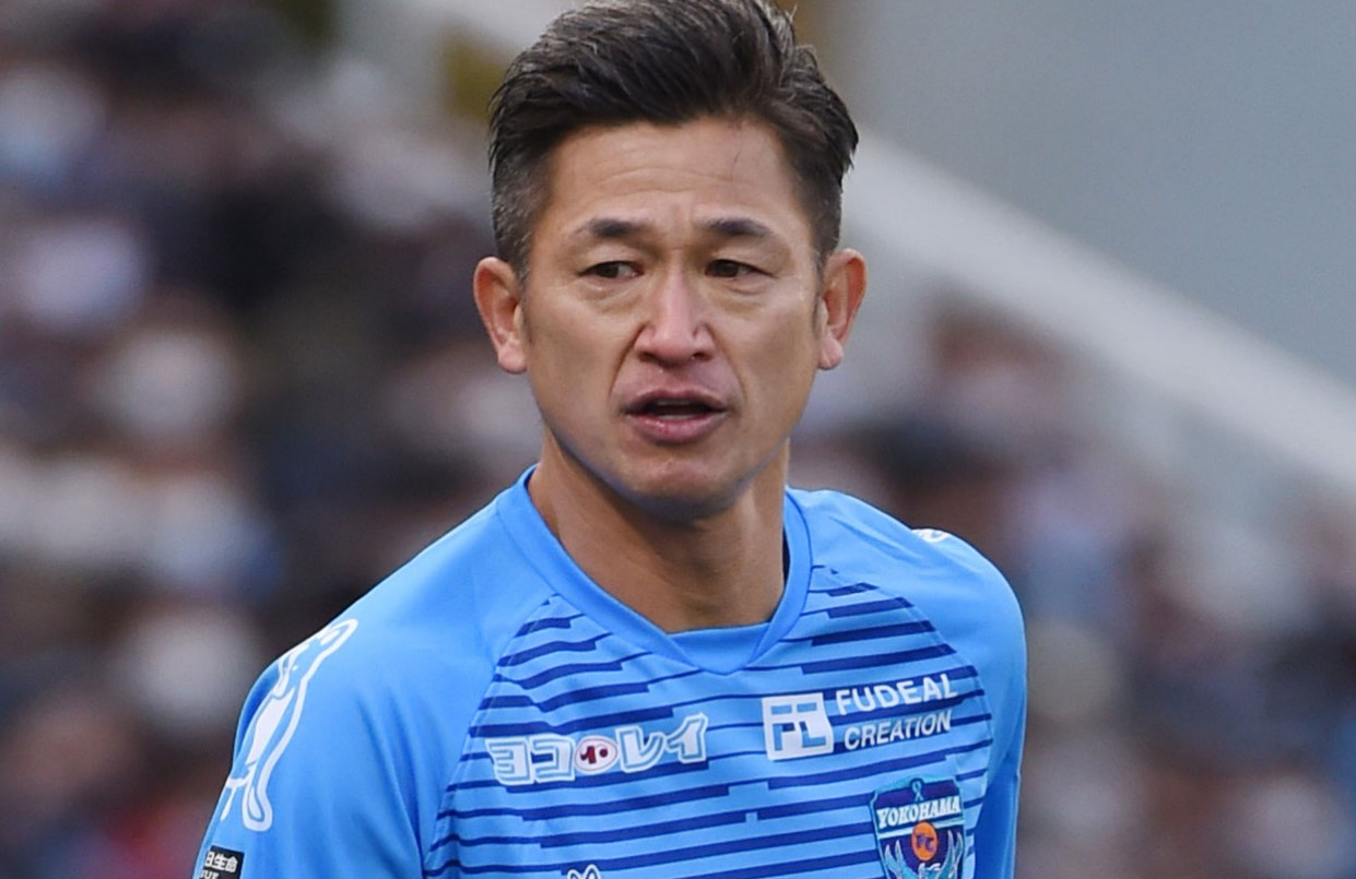 Самый возрастной футболист мира продолжает карьеру