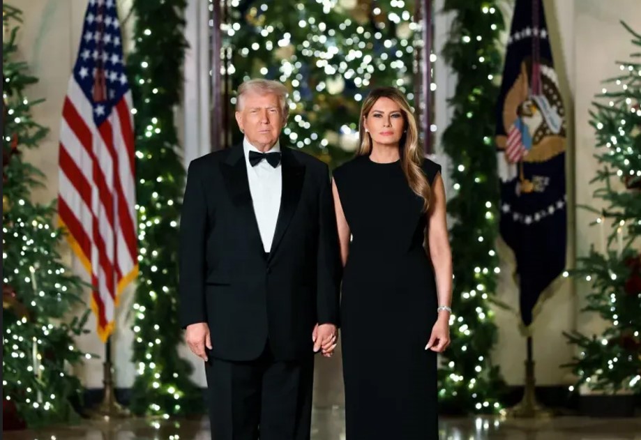 Рождественская открытка Дональда и Мелании Трамп вызвала споры и критику