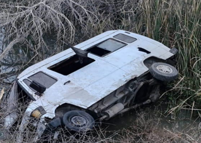 В Шамкире перевозивший рабочих микроавтобус упал в водоканал