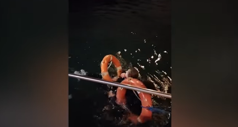 На бакинском бульваре спасен тонущий человек