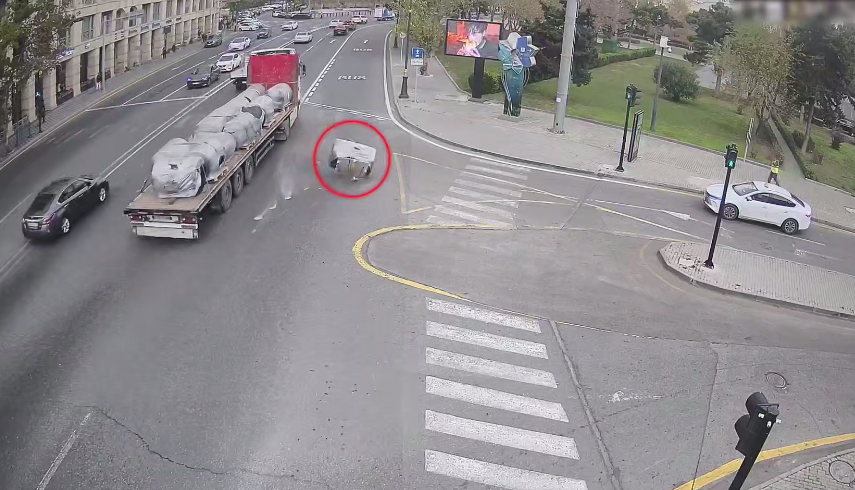 В Баку с грузовика на полном ходу выпала бочка