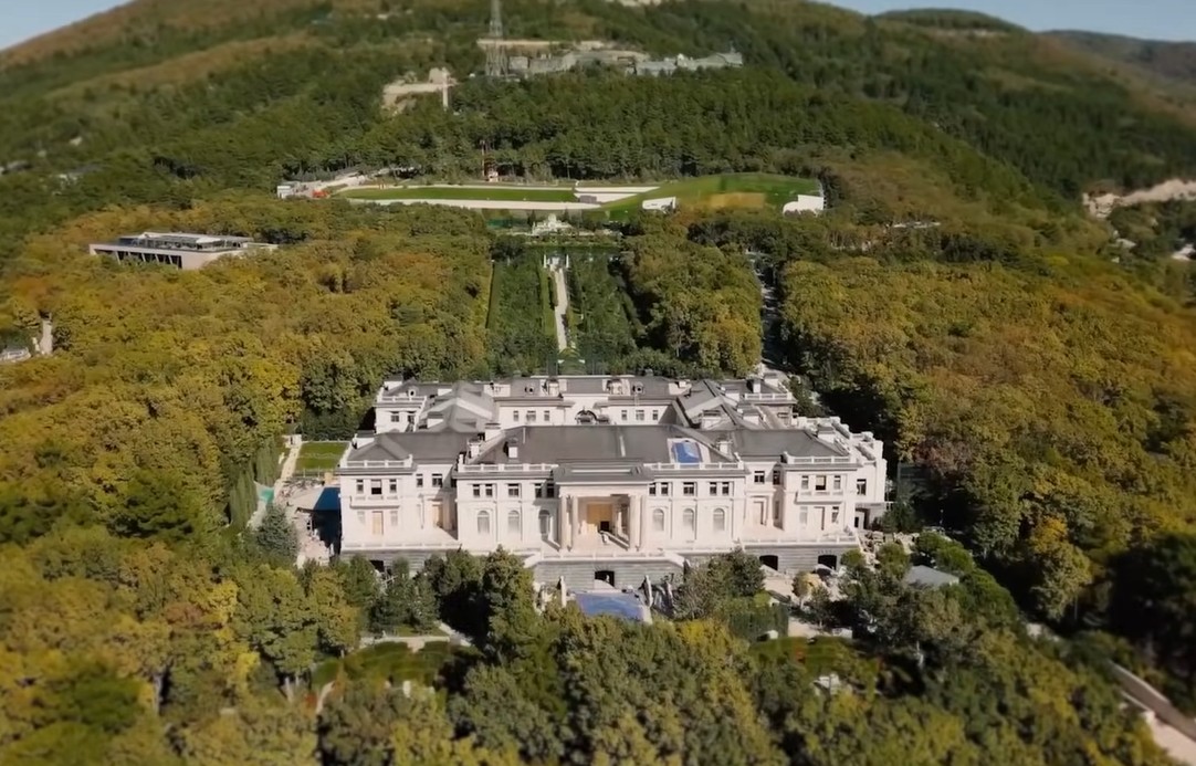 Соратники Навального показали новый дворец Путина