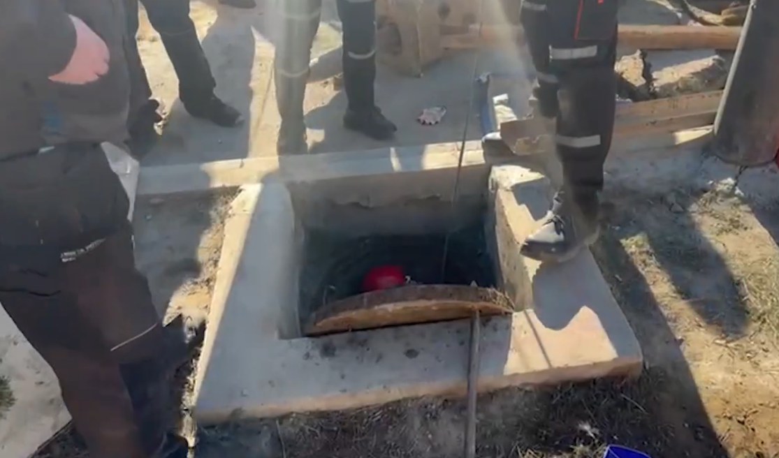 Спасатели МЧС достали мужчину из канализации и передали медикам