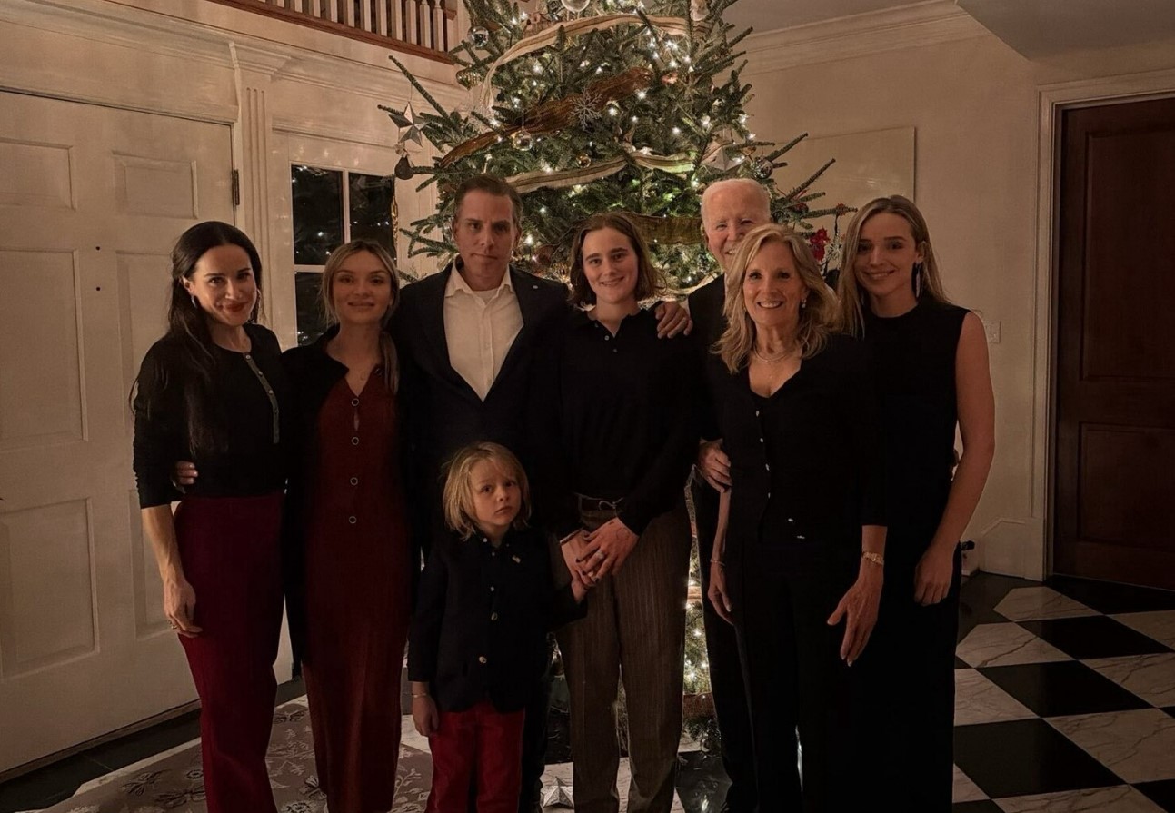 Семейный снимок Байденов удивил пользователей соцсетей