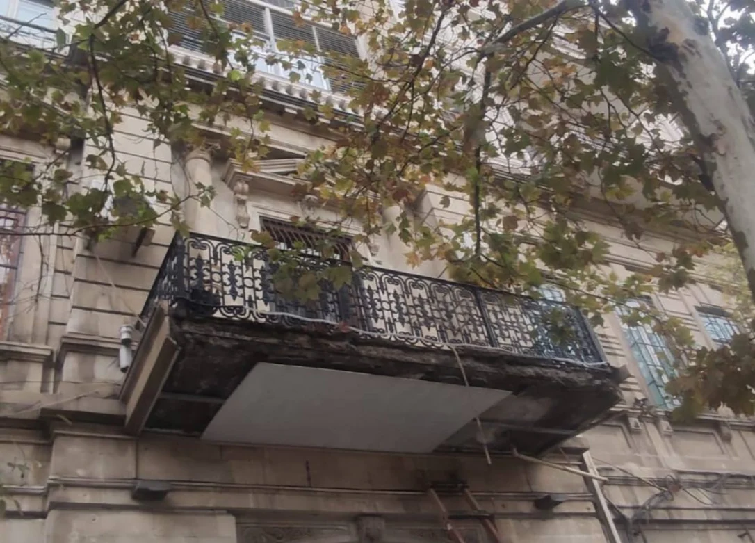 Госслужба: балкон архитектурного памятника в Баку обрушился под "воздействием природных факторов"