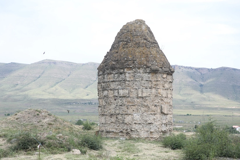 Археологи нашли в Ходжалы примыкающее к мавзолею захоронение