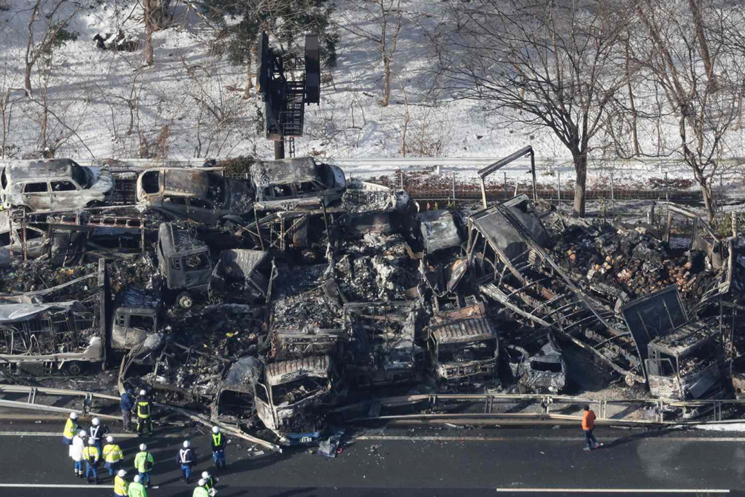 В Японии столкнулись и сгорели десятки автомобилей