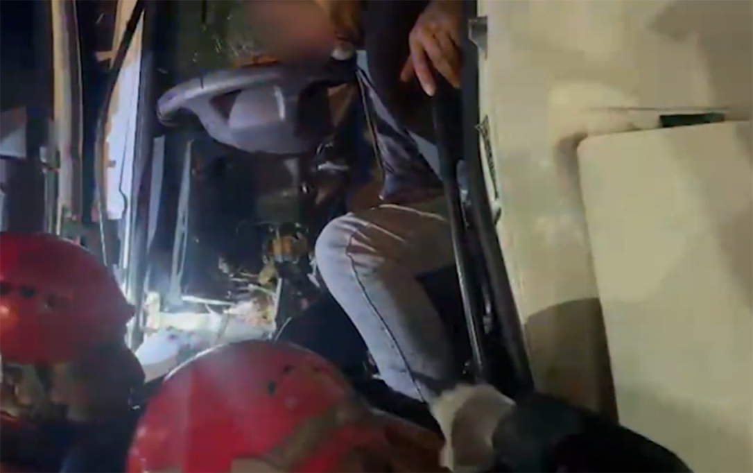 Спасатели достали из автомобиля зажатого водителя