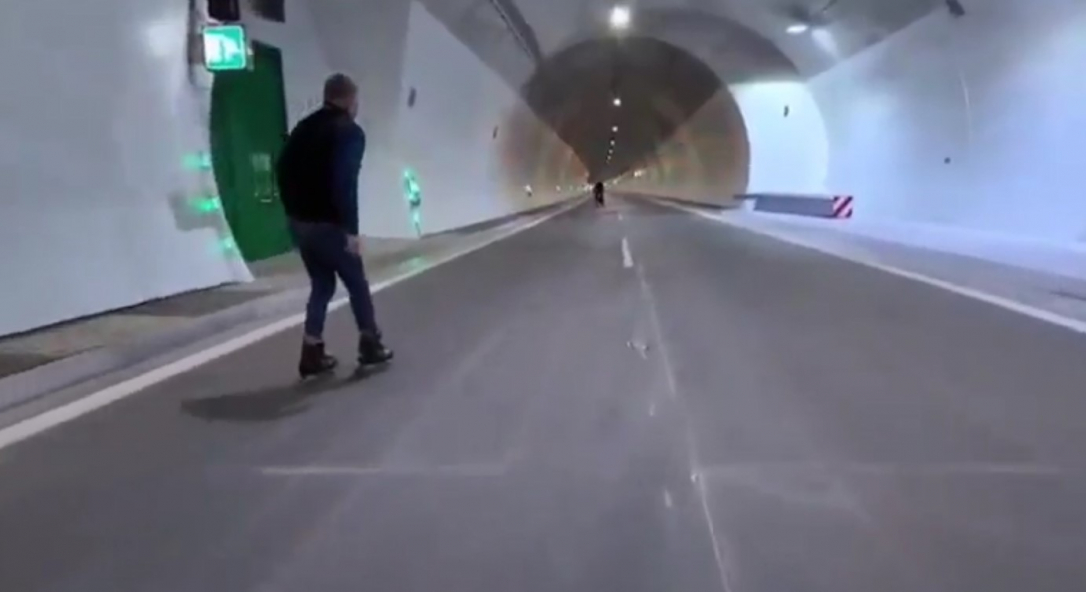 Фицо прокатился на роликах по подземному тоннелю