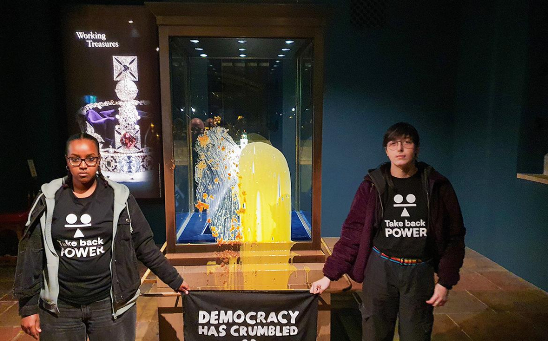 В корону Британской империи в Тауэре бросили яблочный пирог