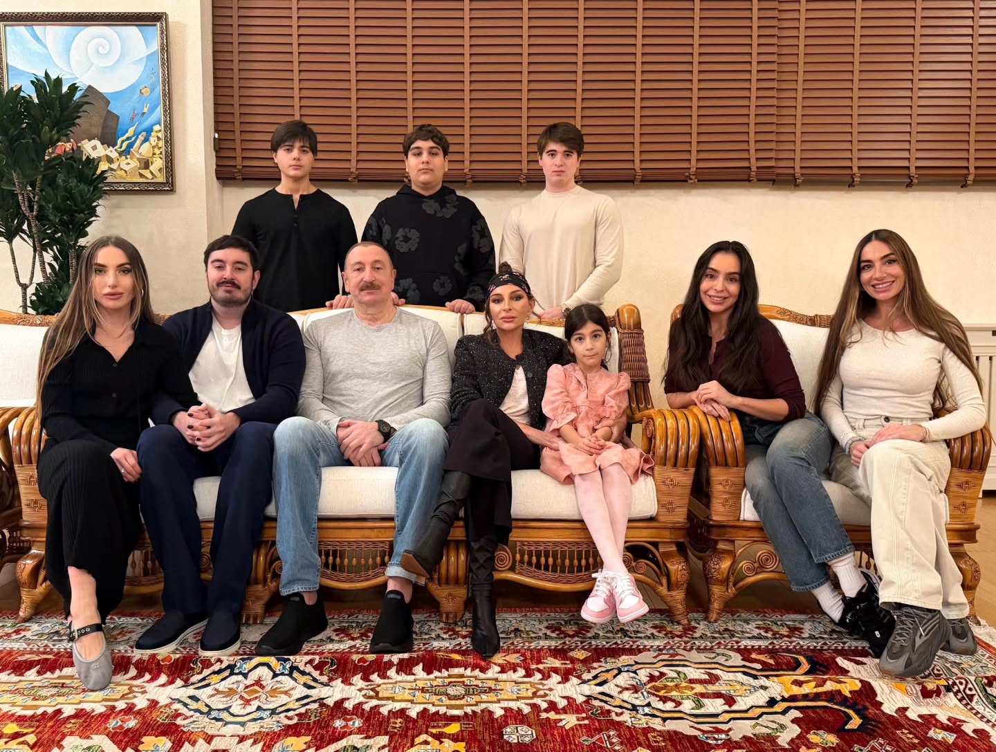 Лейла Алиева поделилась в соцсети семейными фотографиями