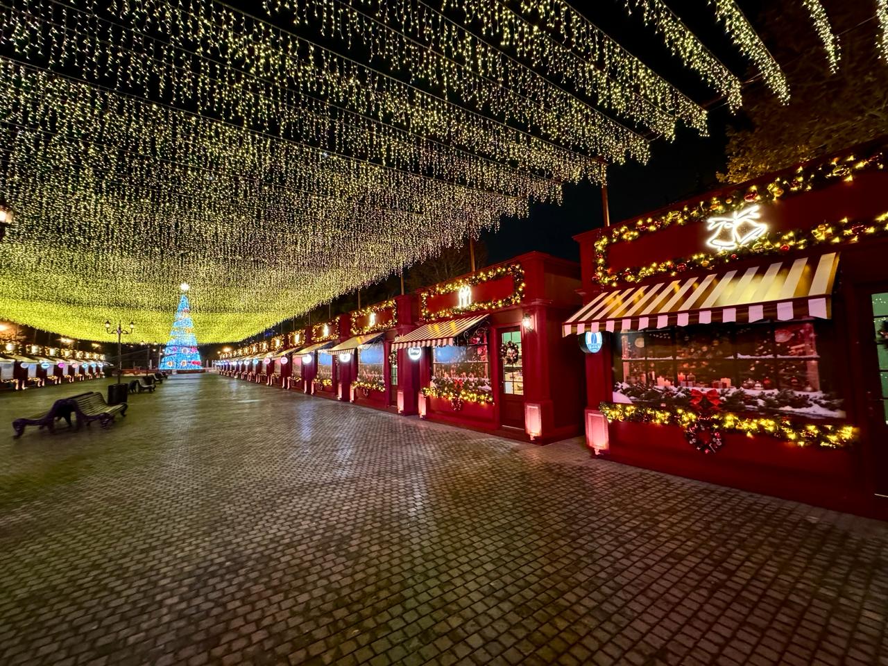 На бакинском бульваре открывается новогодняя ярмарка