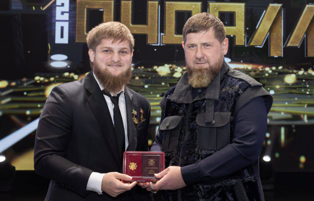 Рамзан Кадыров вручил сыну медаль памяти своего отца