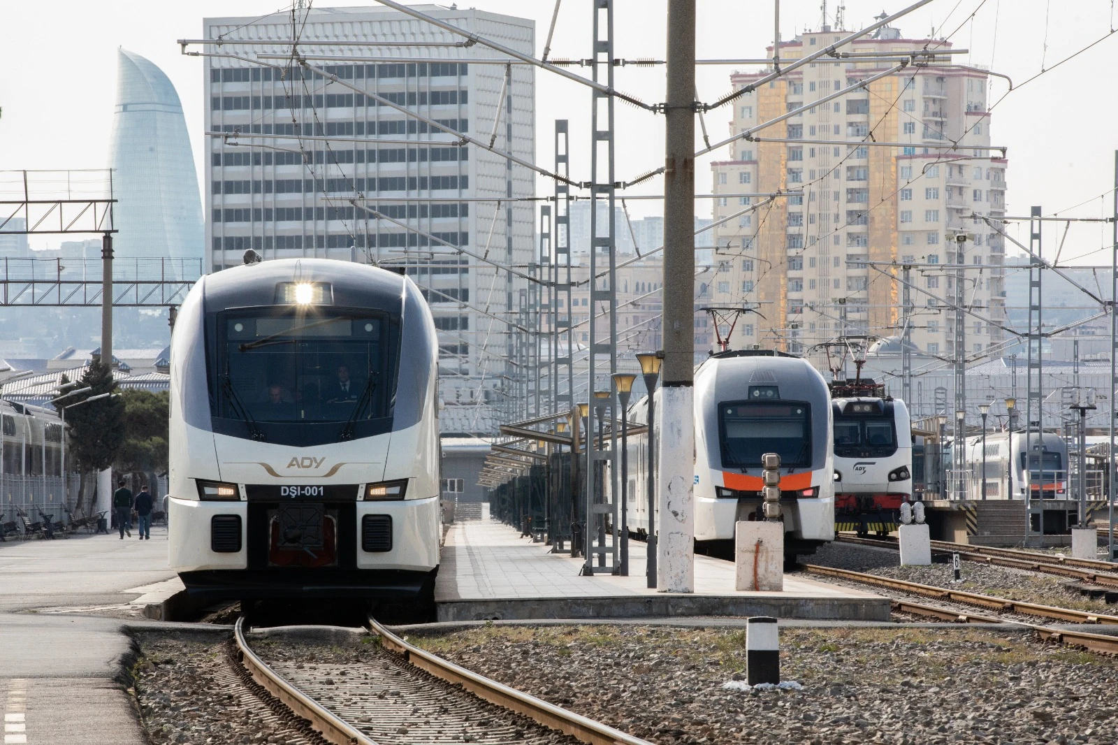 АЖД усиливают работу на праздники и назначают дополнительные поезда