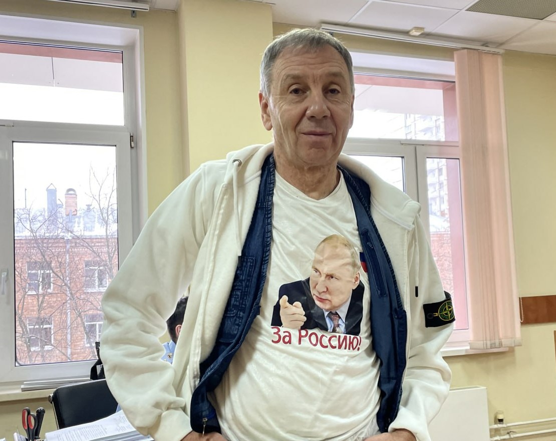 Марков добился переноса рассмотрения дела об иноагентстве и надел футболку с Путиным