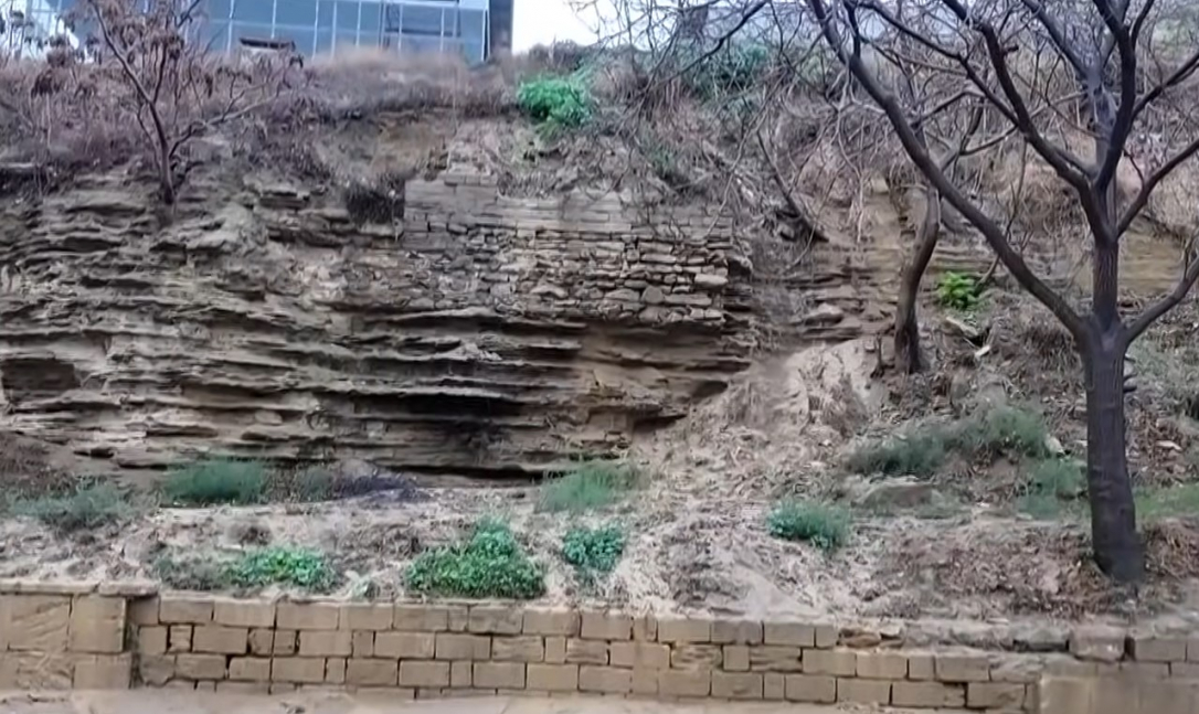 В Баку сохраняется риск схода оползня