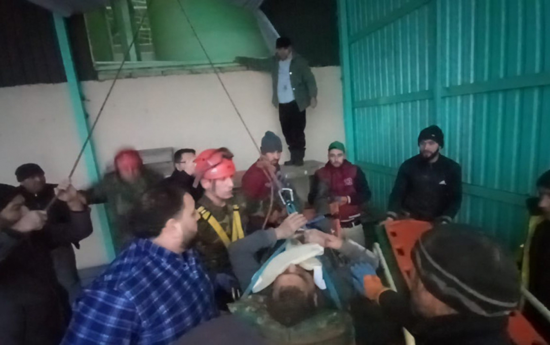 Спасен рабочий, упавший на 6-метровую глубину