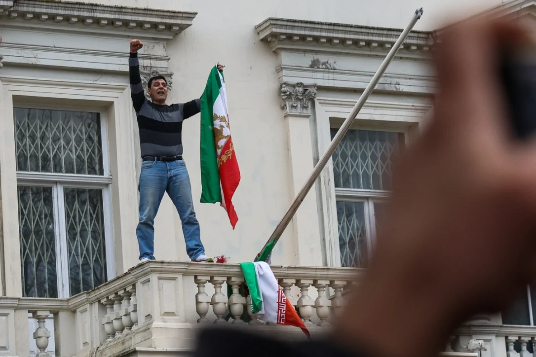 Арагчи обсудил с Купер защиту посольства Ирана в Лондоне