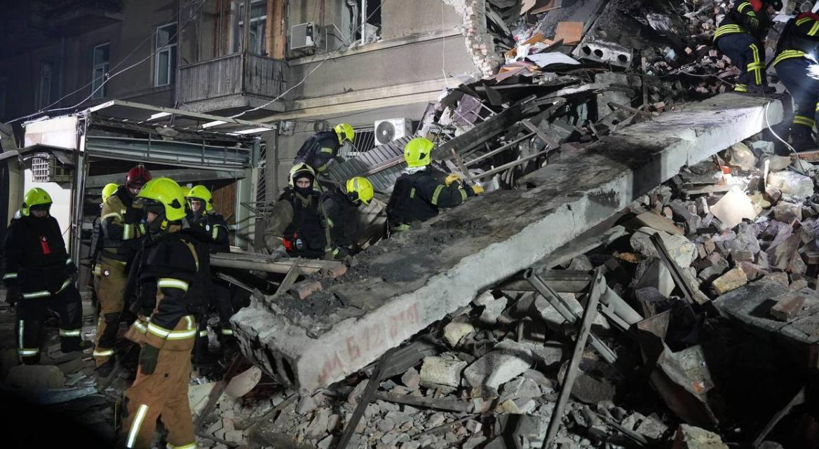 Россия атаковала Одессу: много пострадавших, под завалами ищут людей