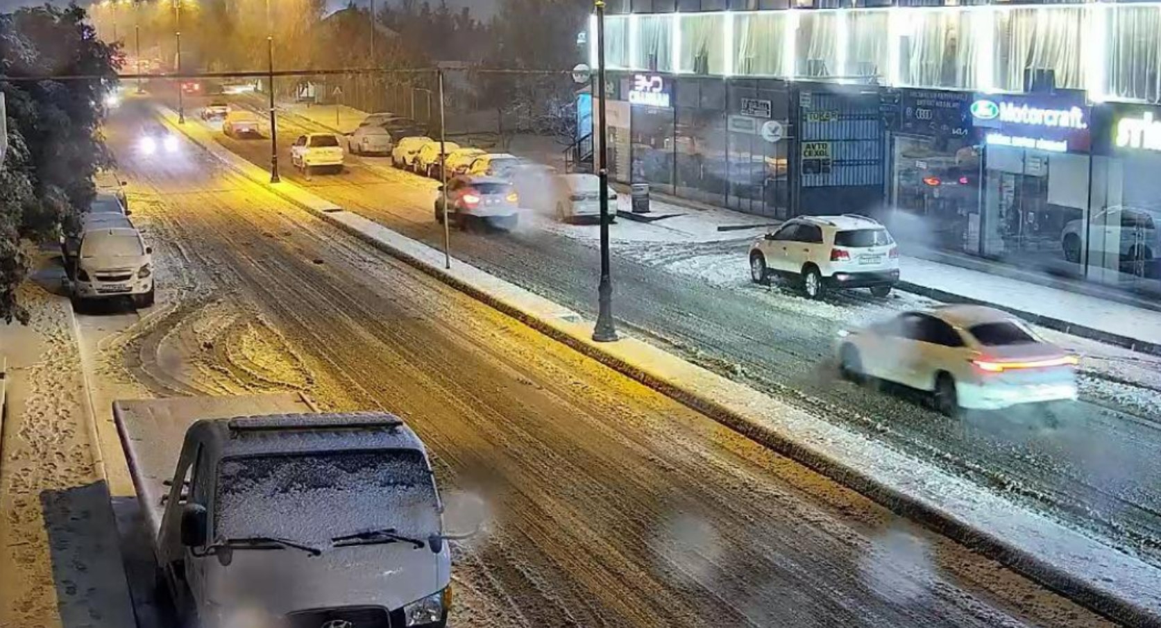 Из-за снегопада в Баку наблюдаются транспортные заторы